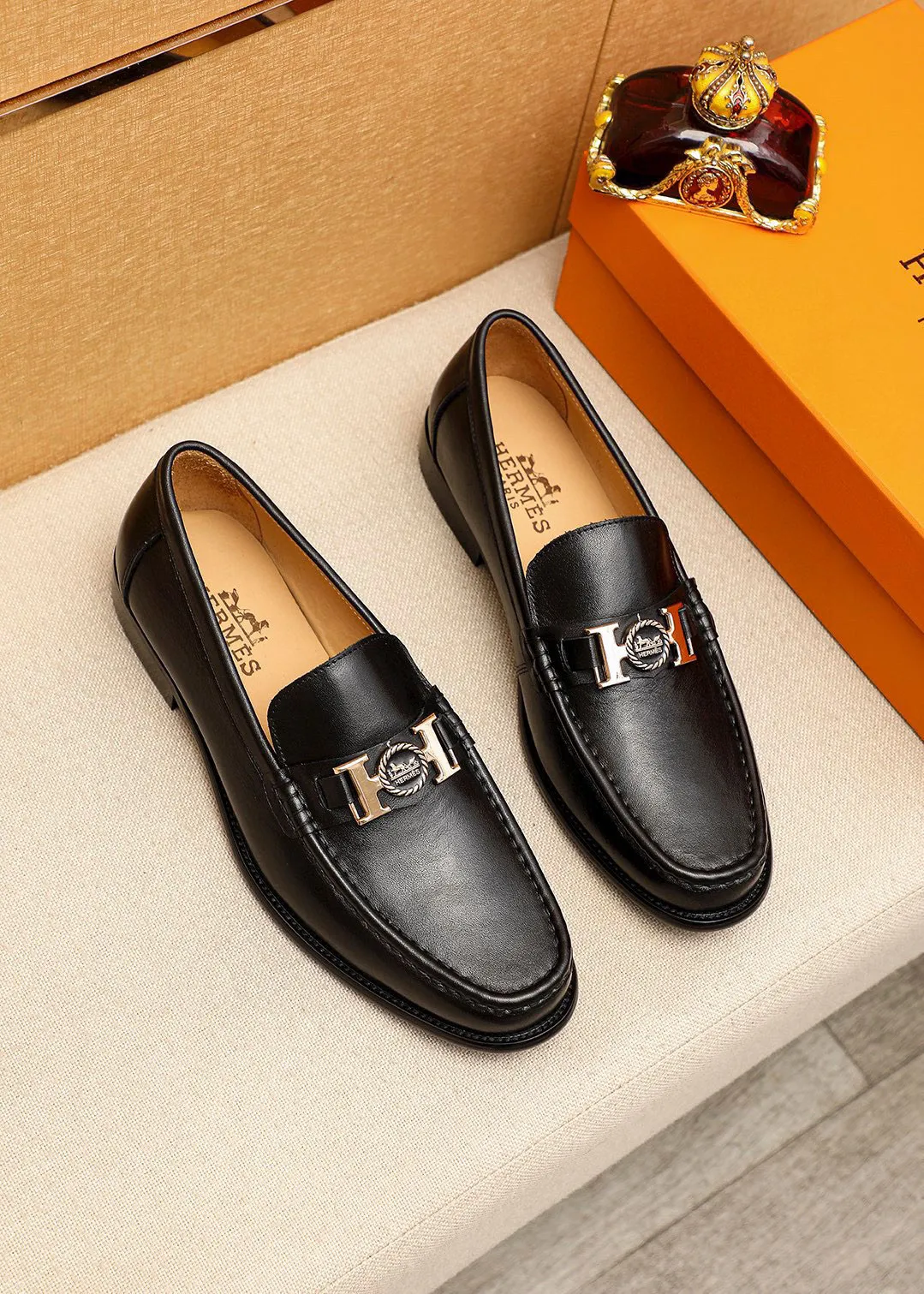 Men's shoes 💰442 💐 Product trademark: HERMES "Hermès" casual leather shoes Regular size: 38-44 (45🉑️customized) Product materials: Selected imported first-layer calfskin upper + luxury hardware buckle, imported water-dyed 🐂 cowhide lining. Strong three-dimensional visual effect, combined outsole Color: 1⃣️color optional